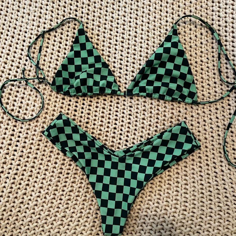 Green and Black bikini 💚🖤